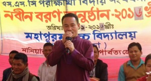 নবীন বরণ অনুষ্ঠানে বক্তব্য দিচ্ছেন মহাপুরম উচ্চ বিদ্যালয়ের প্রধান শিক্ষক