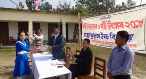 মহাপুরম উচ্চ বিদ্যালয় মাঠে ছাত্র/ছাত্রীদের মাঝে বই বিতরণ উৎসব